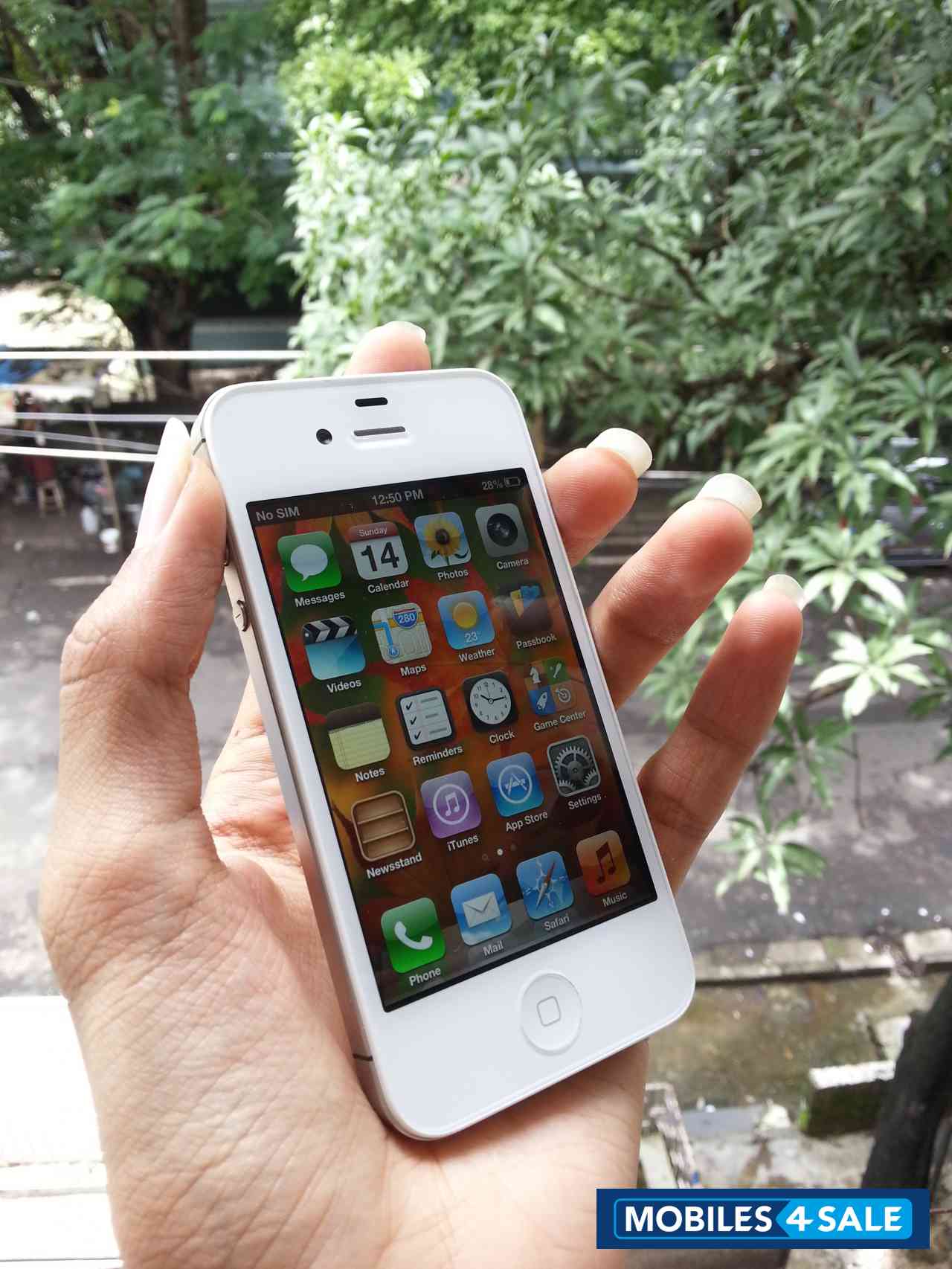 White Apple iPhone 4S
