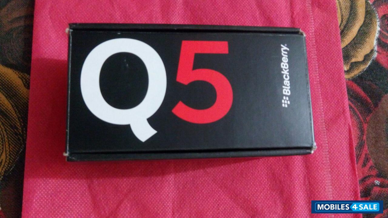 Black BlackBerry Q5