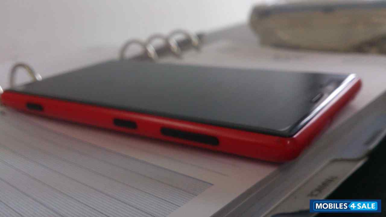 Red Nokia Lumia 720