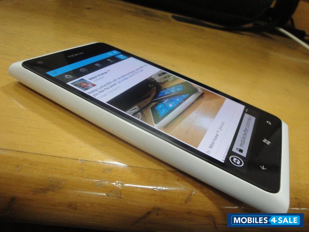 White Nokia Lumia 800