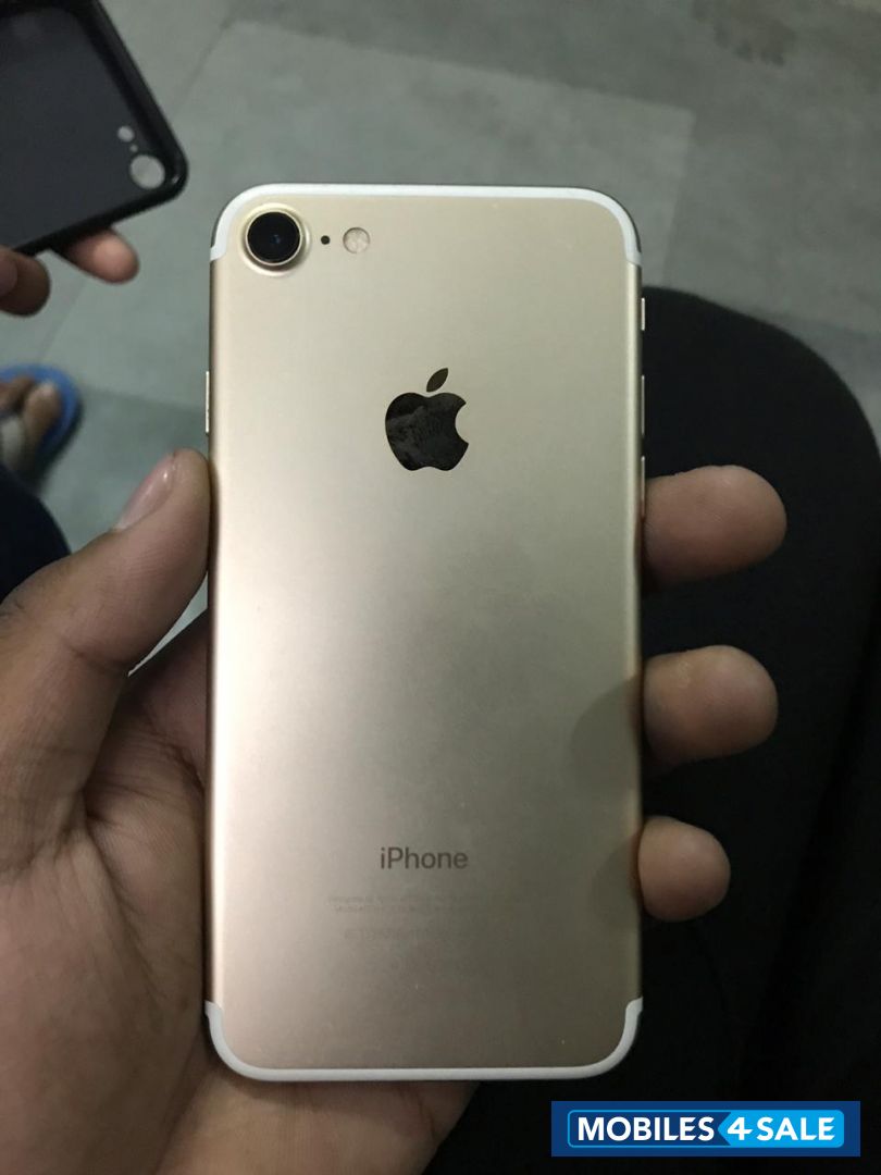 Apple  Iphone 7 in gold colour in 32 gb variant