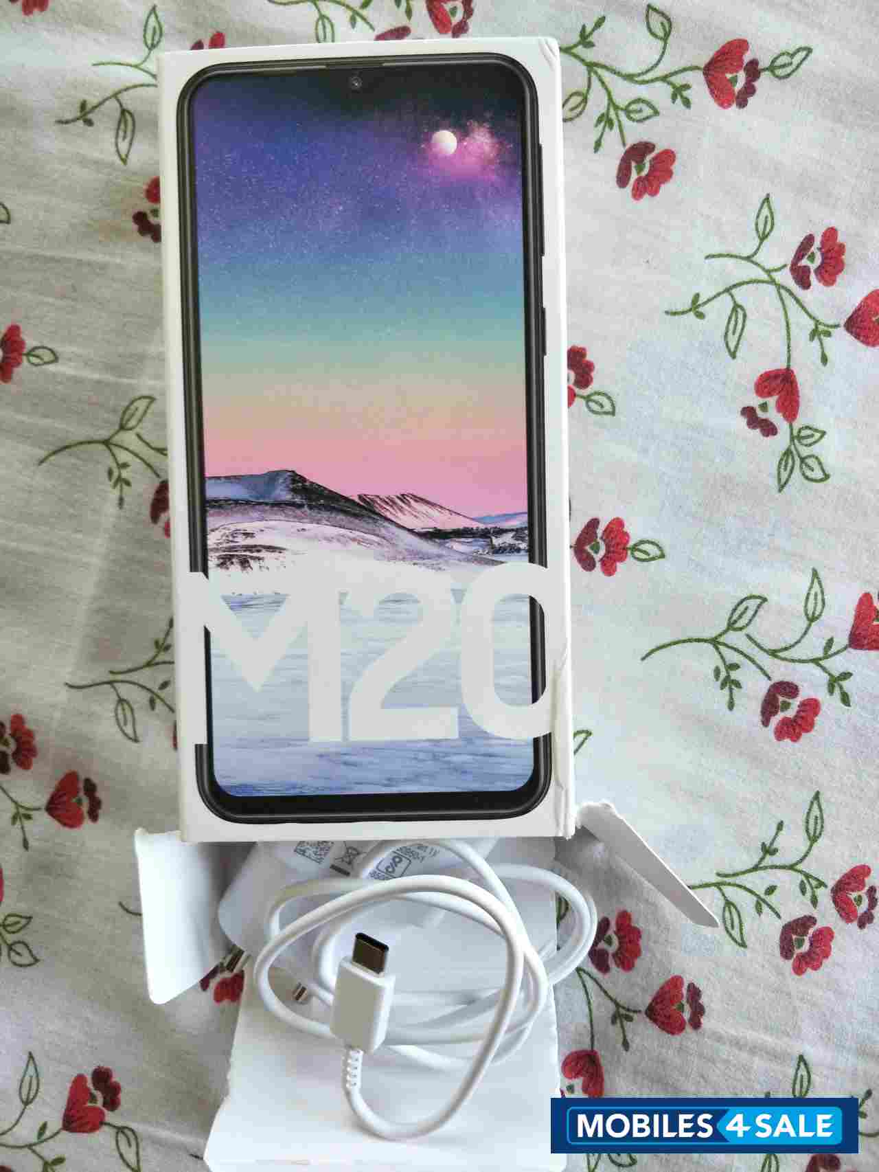 Black Samsung M20, 4 gb ram/64 gb rom, FHD, 5000 maH battery Black Samsung M20, 4 gb ram/64 gb rom, FHD, 5000 maH battery