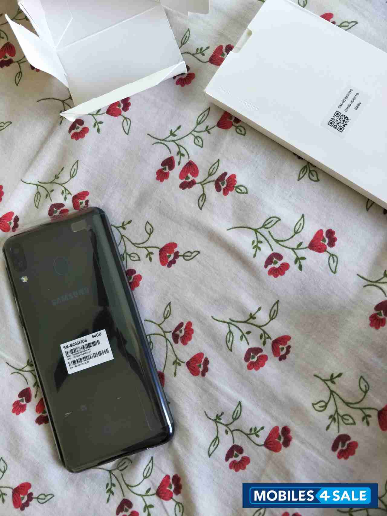 Black Samsung  M20, 4 gb ram/64 gb rom, FHD,  5000 maH battery