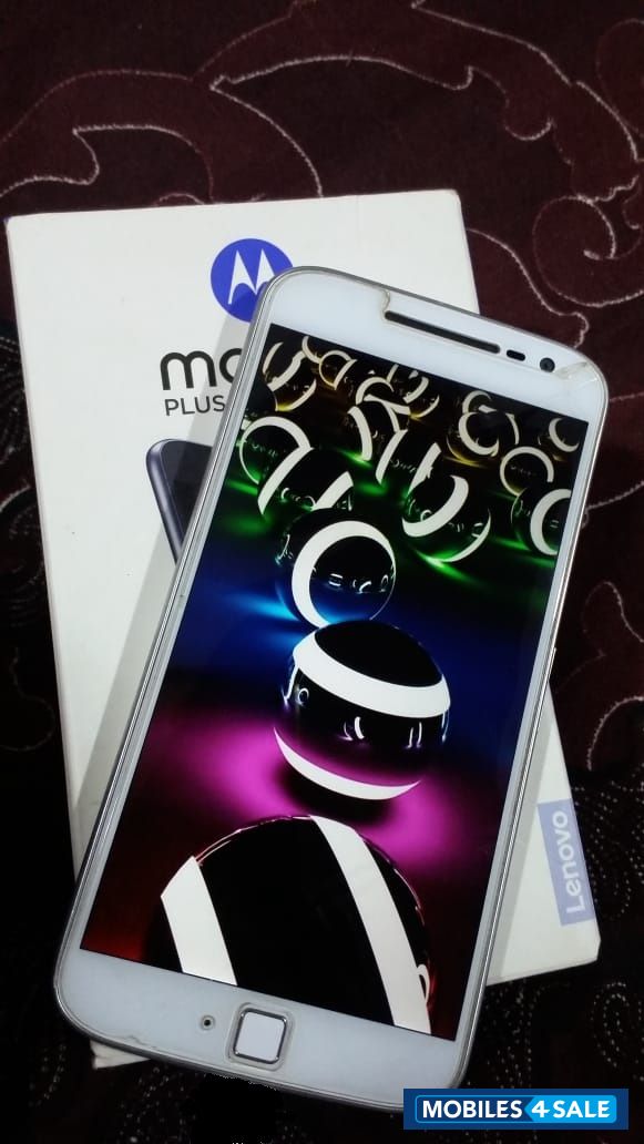 White Motorola  G4 plus