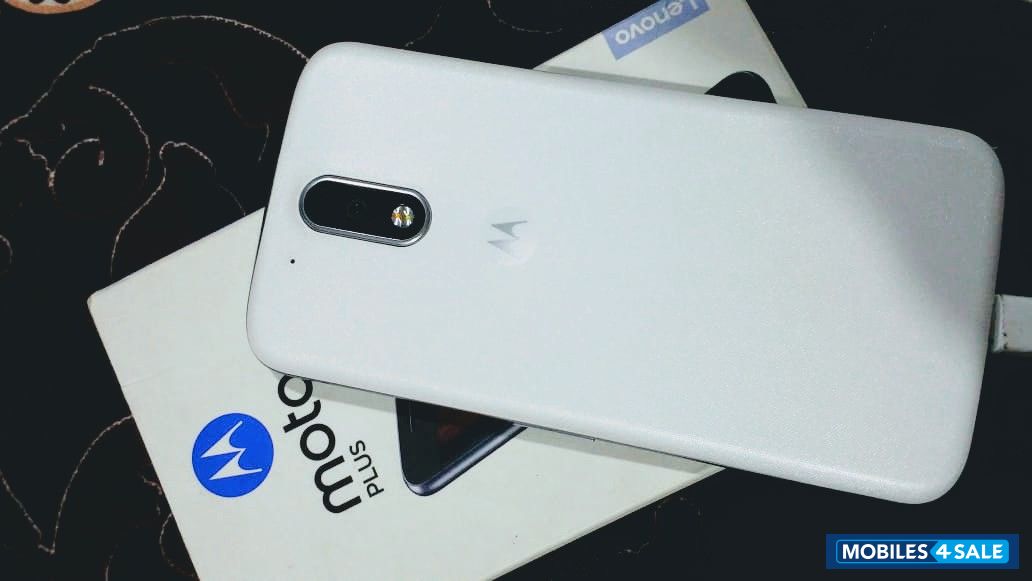 White Motorola  G4 plus