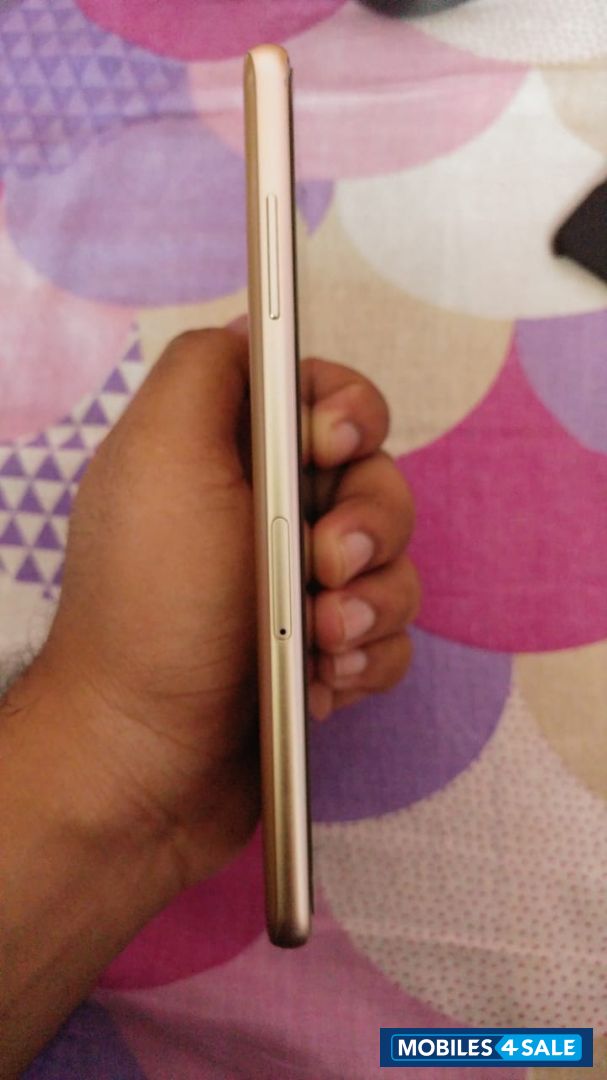Golden Samsung  A8 plus