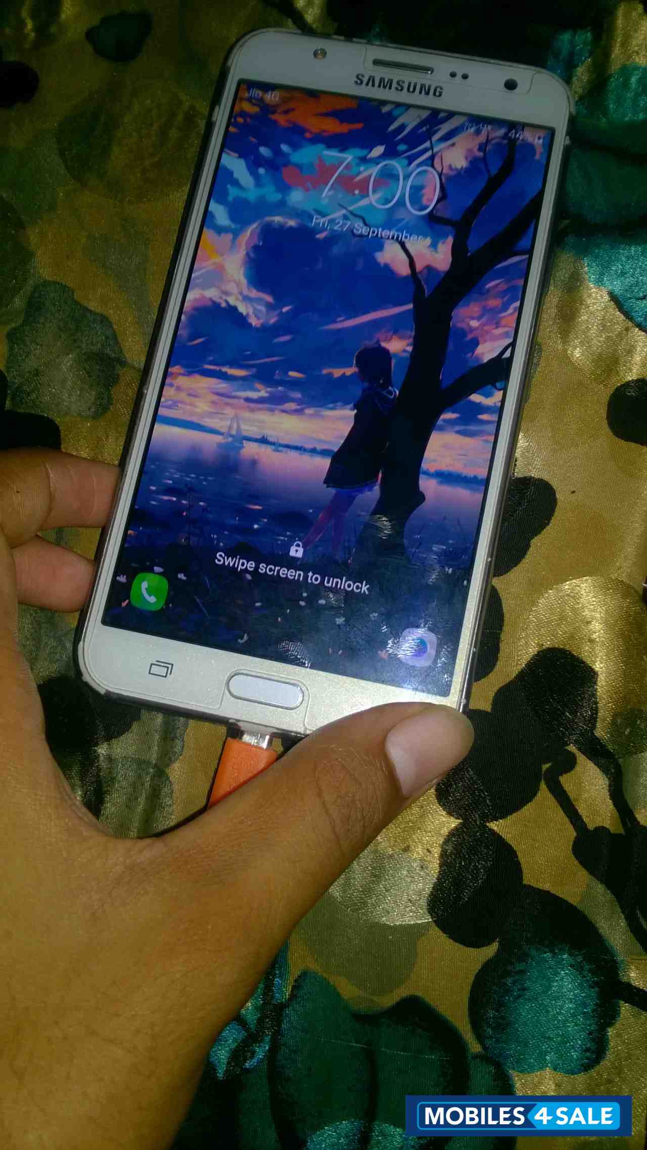 White Samsung  galaxy j7