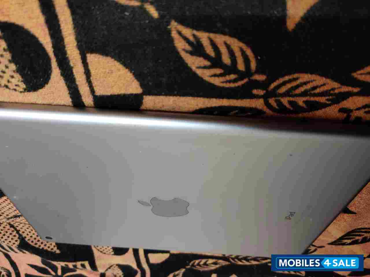 Space Grey Apple  Ipad (5th generation)9.7 inch