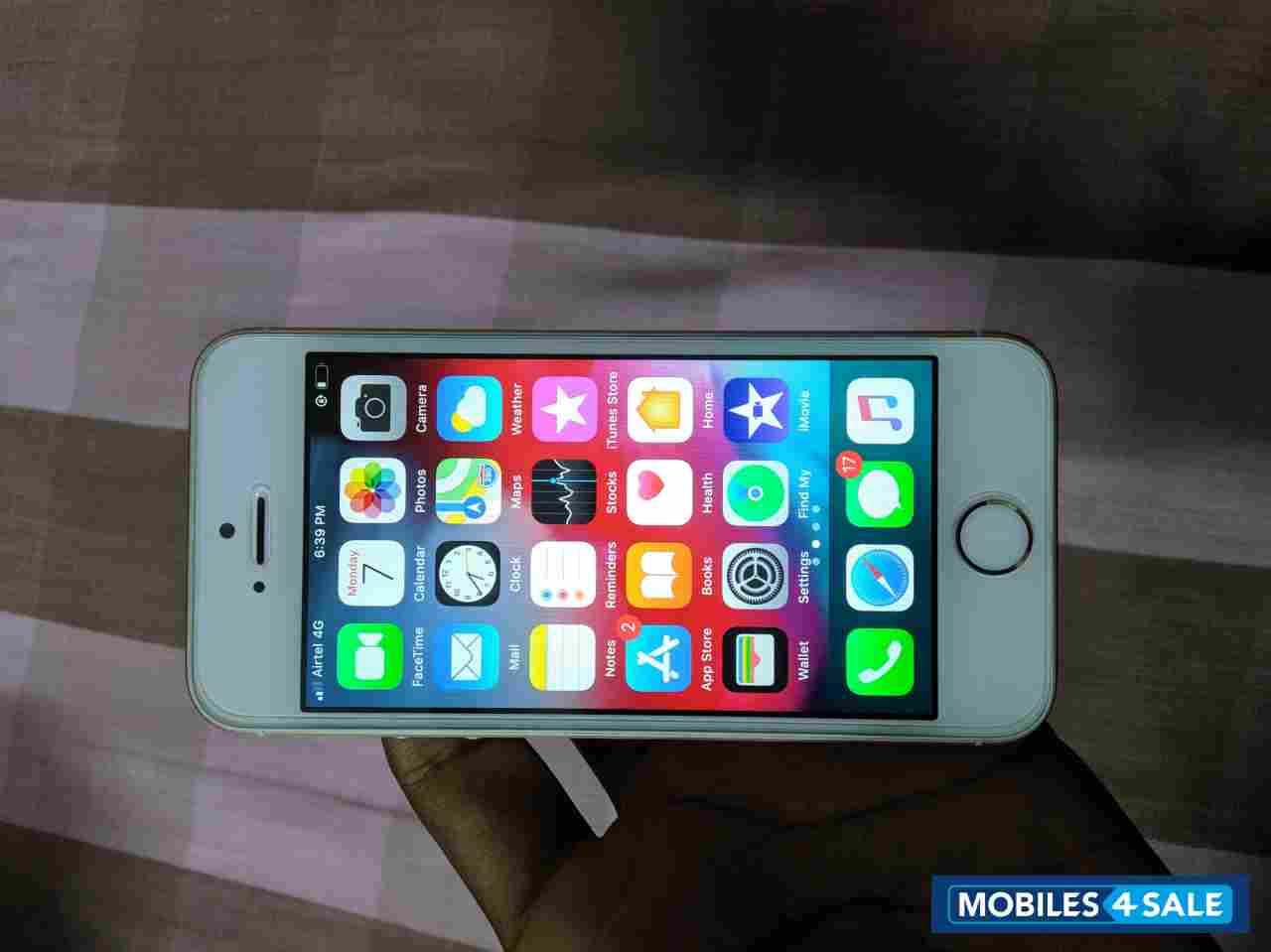 Gold Apple iPhone SE