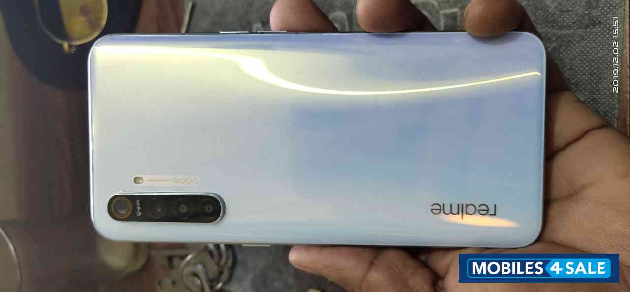 Pearl White Realme Xt