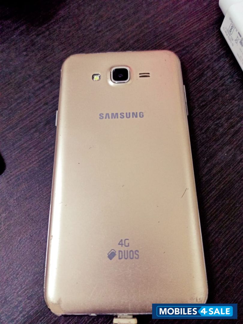 Silver Samsung Galaxy J7 2016