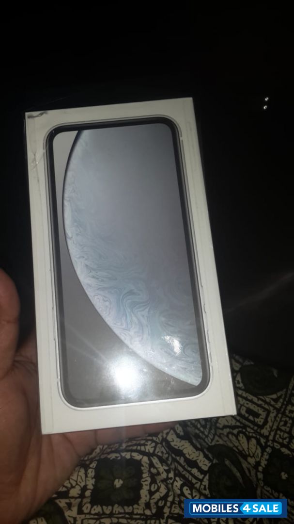 White Apple  iphone XR