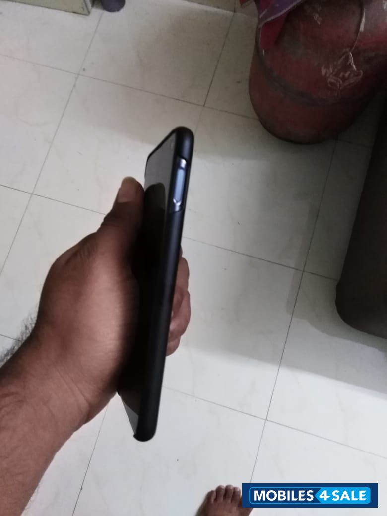 Black Samsung  Galaxy s10 e