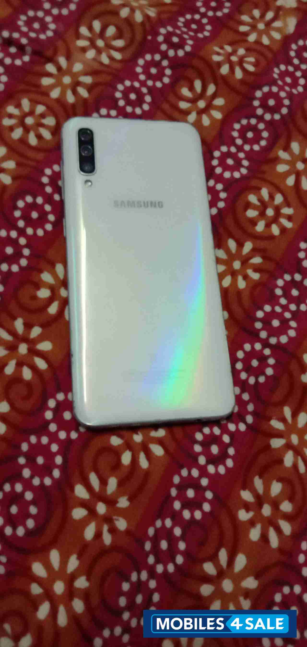 White Samsung  A50