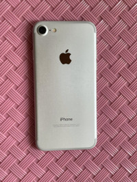 Silver Apple iphone 7