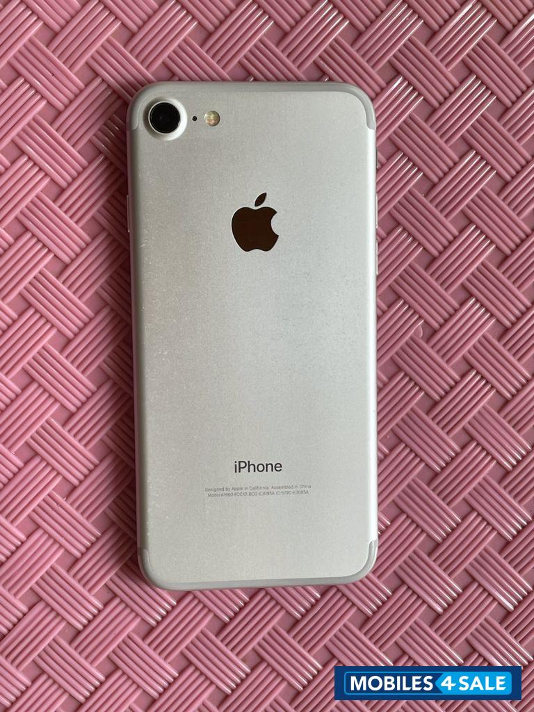 Silver Apple iphone 7