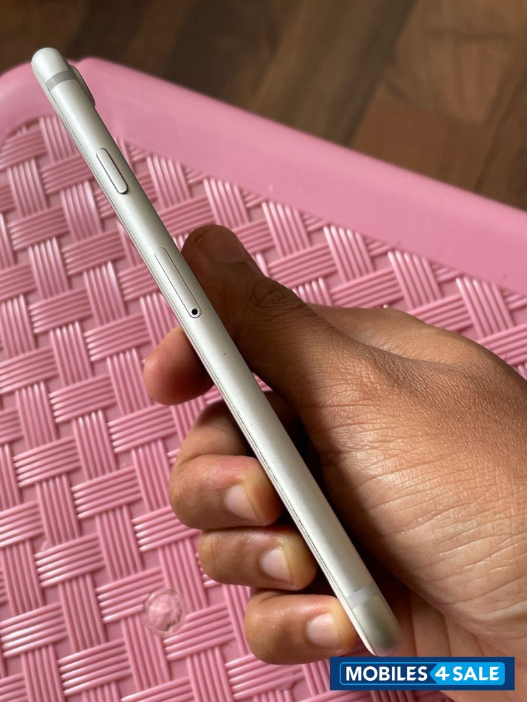 Silver Apple iphone 7