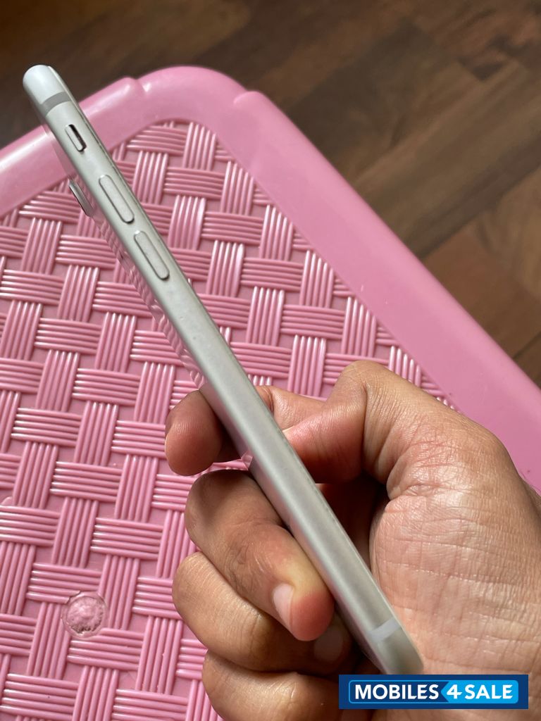 Silver Apple iphone 7