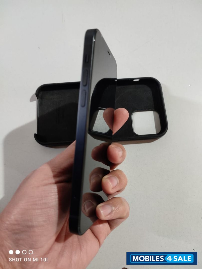 Black Apple  i phone 12