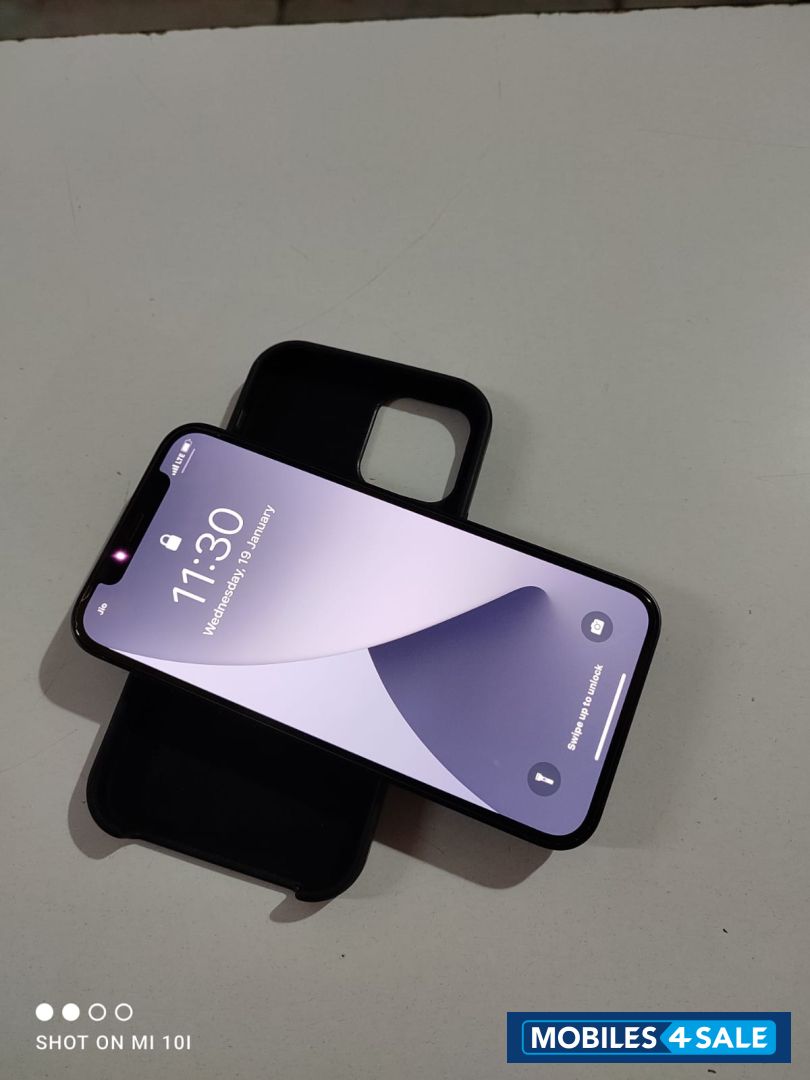 Black Apple  i phone 12