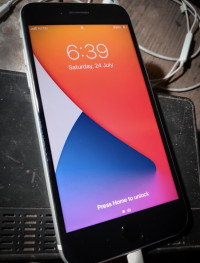 White Apple iPhone SE