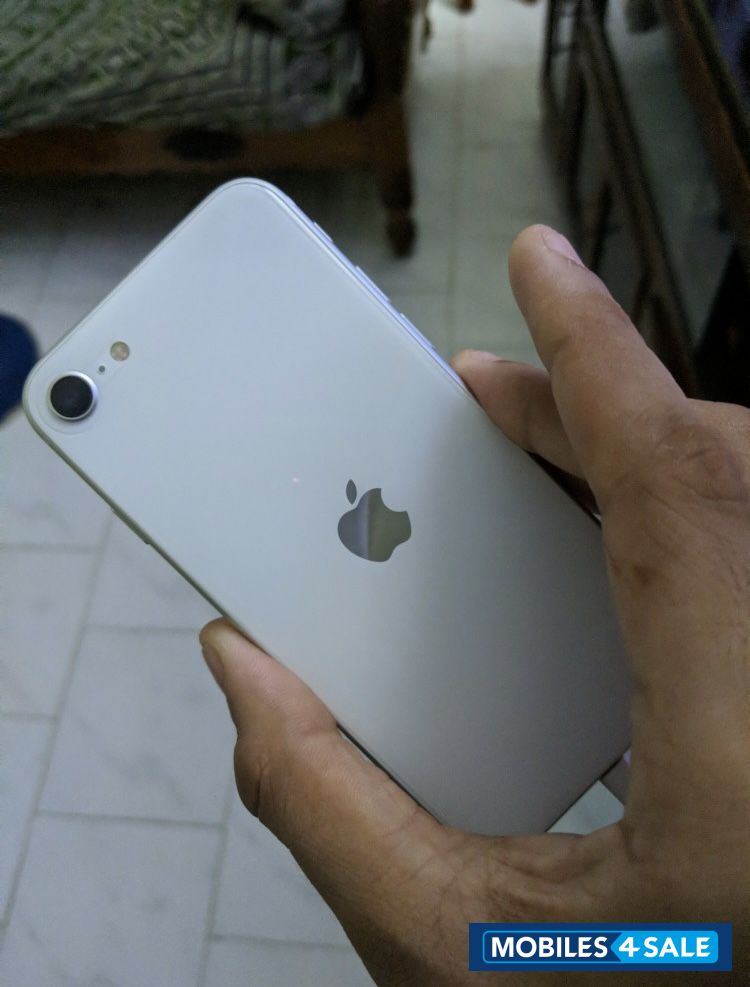 White Apple iPhone SE