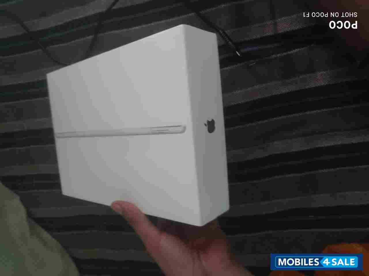 Silver Apple Ipad 9 gen