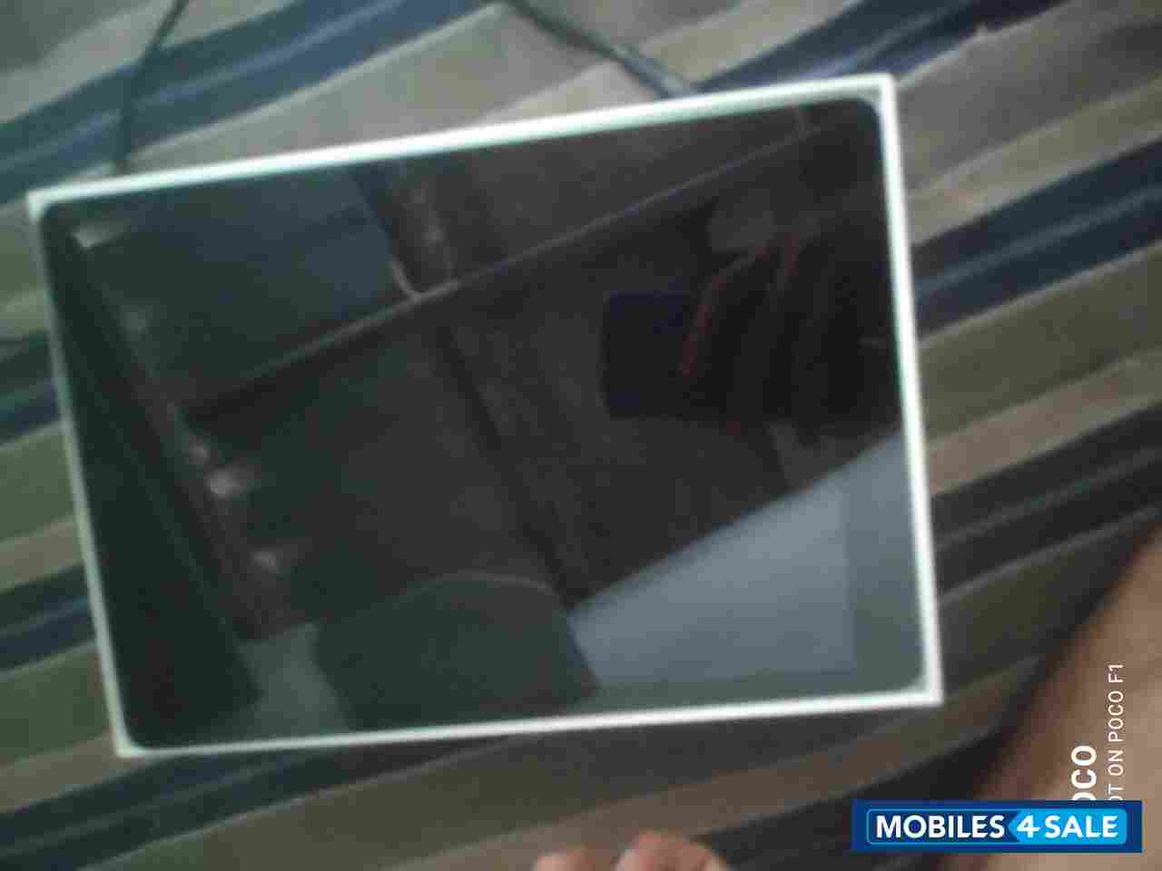 Silver Apple Ipad 9 gen