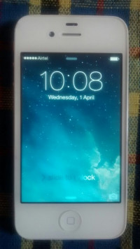 White Apple iPhone 4S