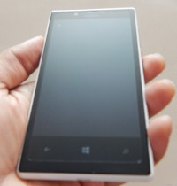 White Nokia Lumia 720