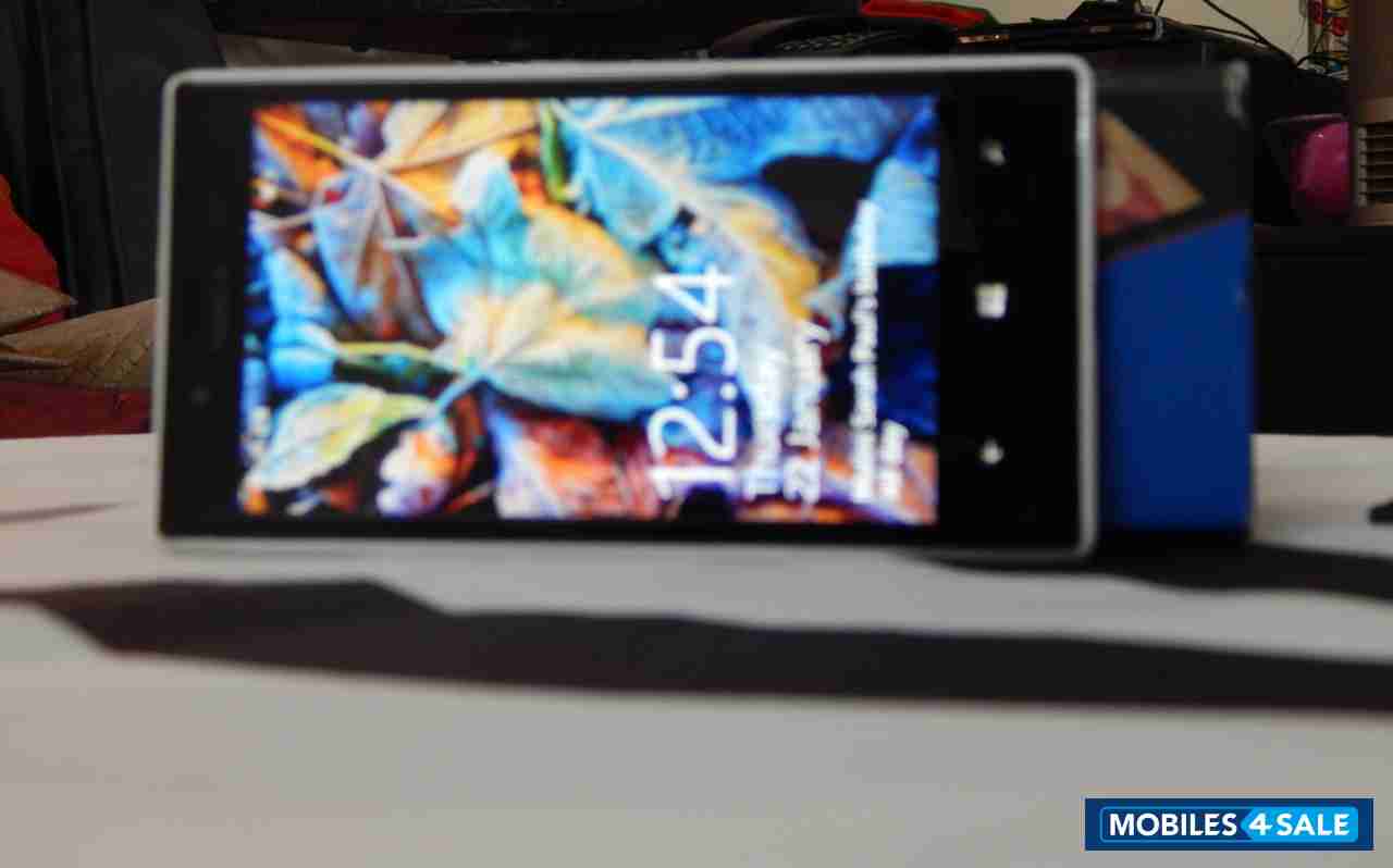 White Nokia Lumia 720