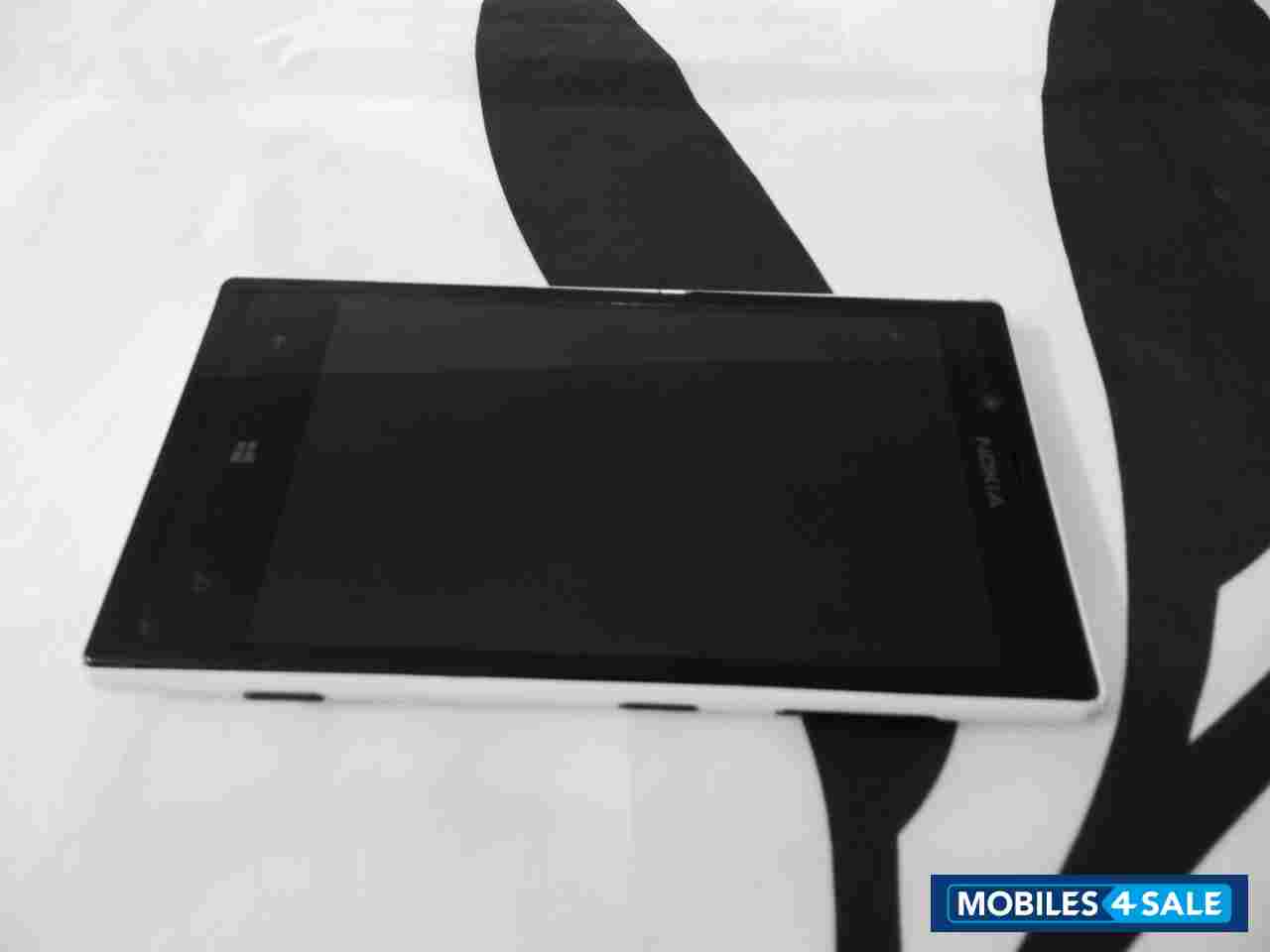 White Nokia Lumia 720