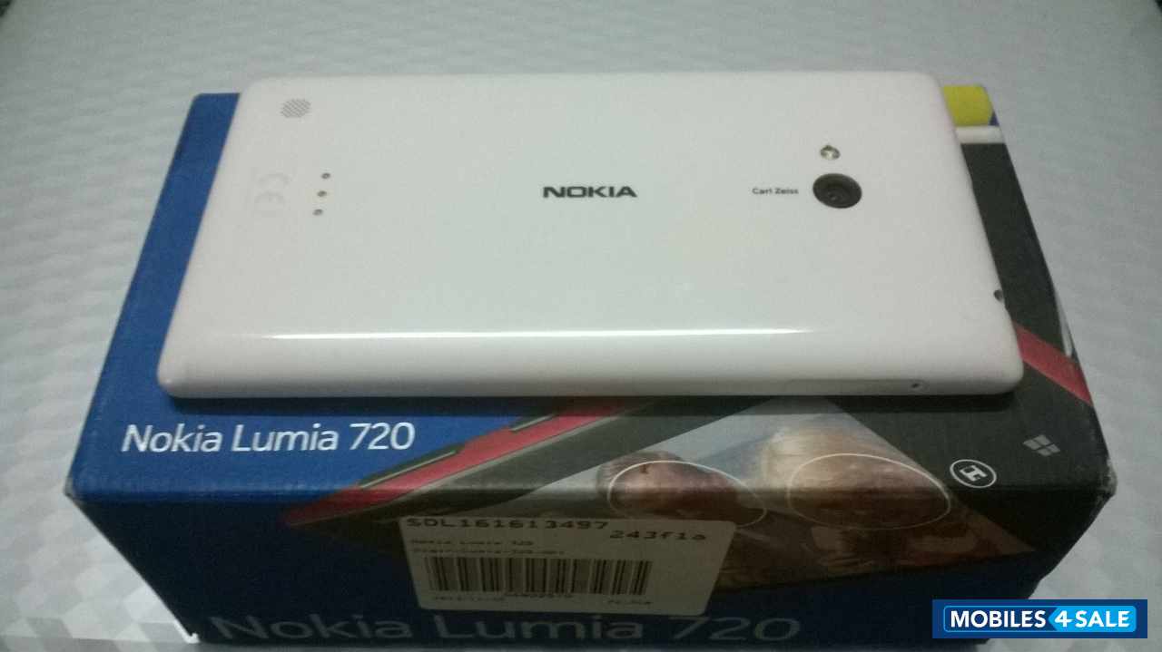 White Nokia Lumia 720
