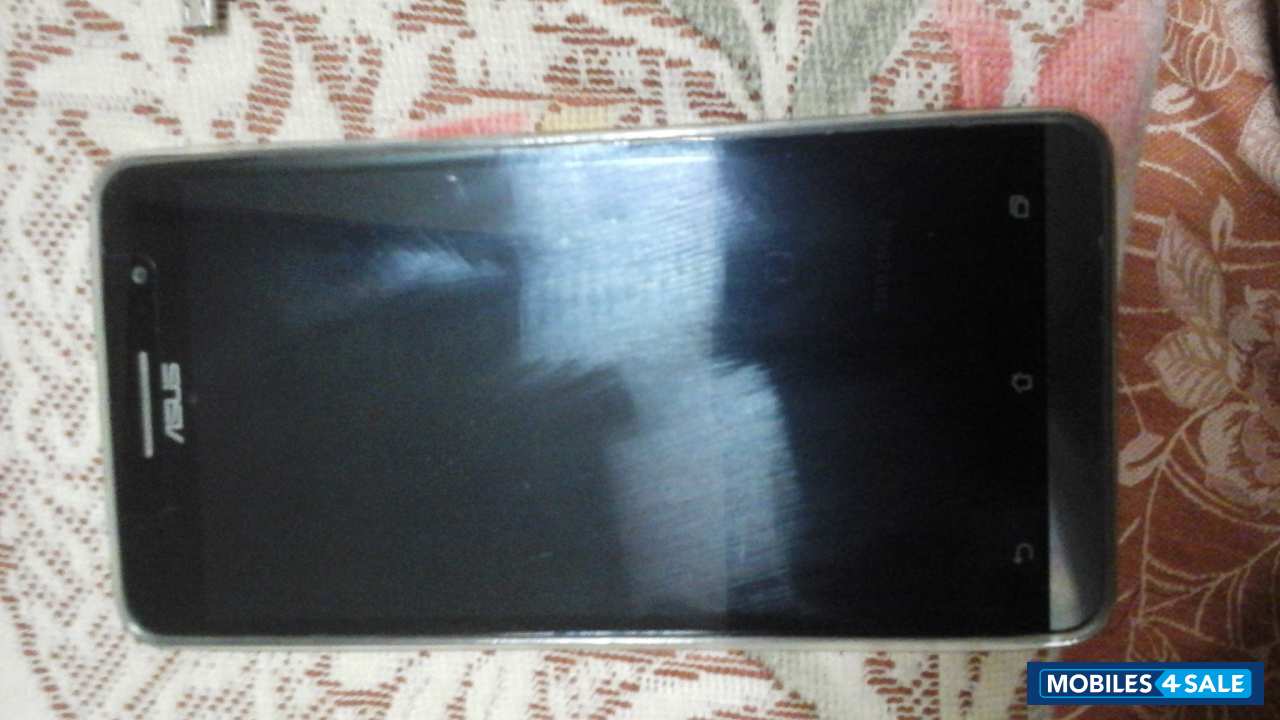 White Asus Zenfone 6