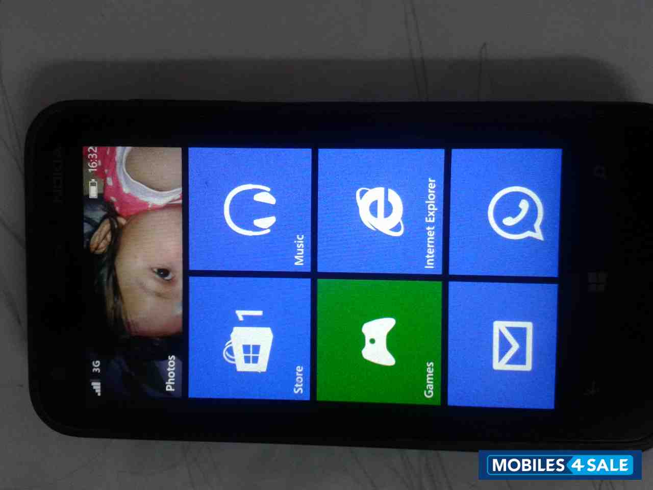 Black Nokia Lumia 620