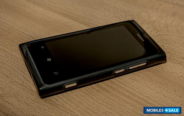 Black Nokia Lumia 800