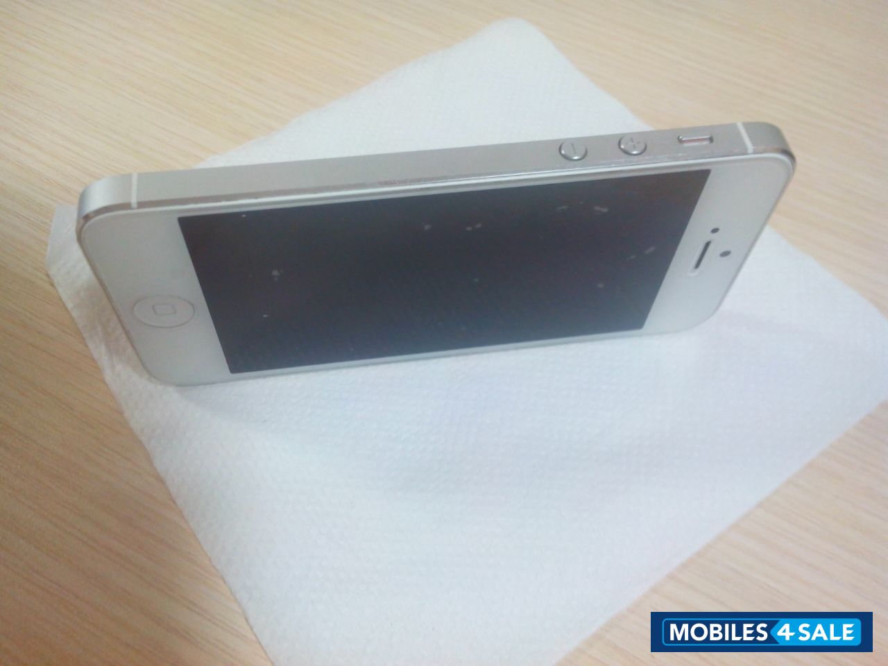 White And Silver Apple iPhone 5 White And Silver Apple iPhone 5