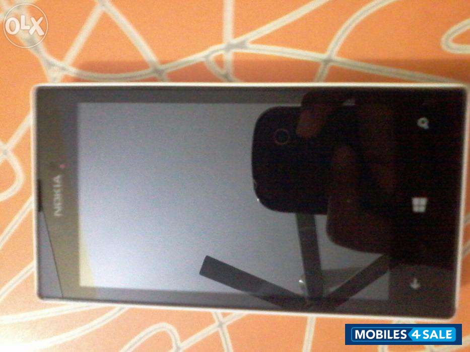 White Nokia Lumia 520