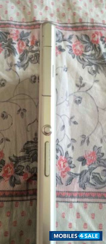 White Sony Xperia Z1