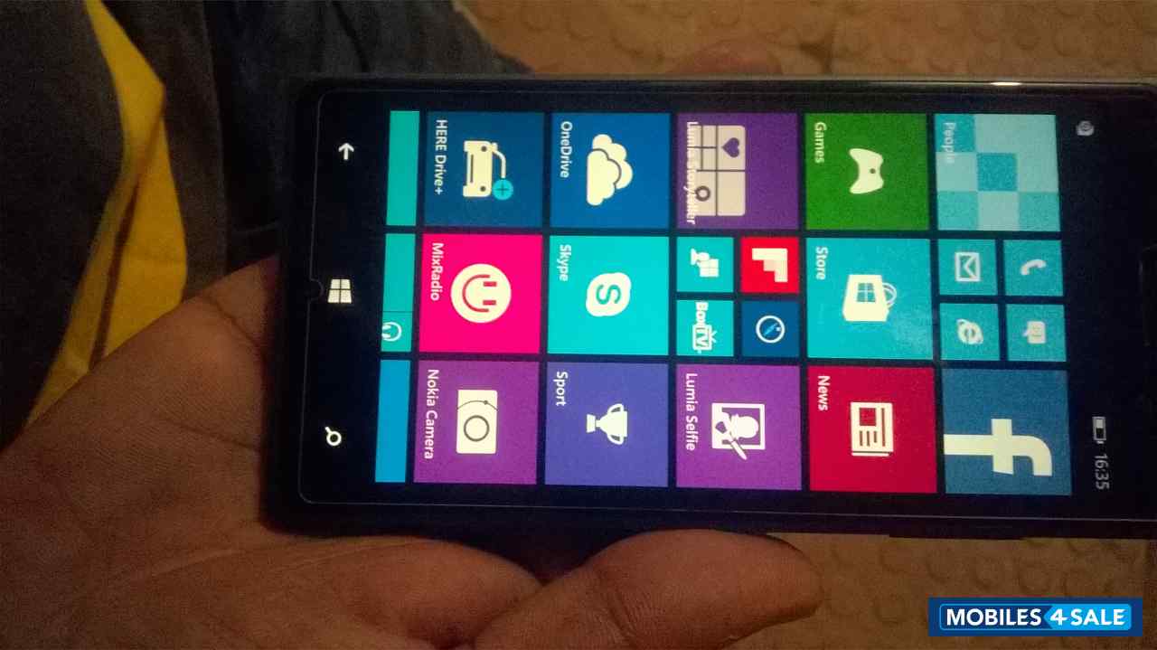 Black Nokia Lumia 830