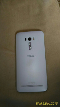White Asus Zenfone Selfie
