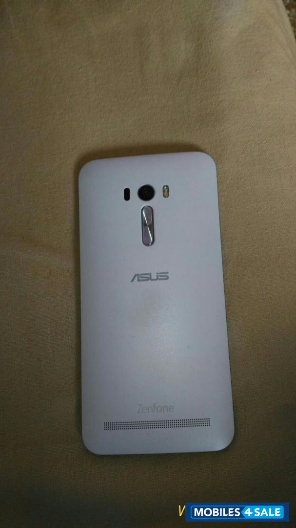 White Asus Zenfone Selfie