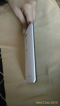 White Asus Zenfone Selfie
