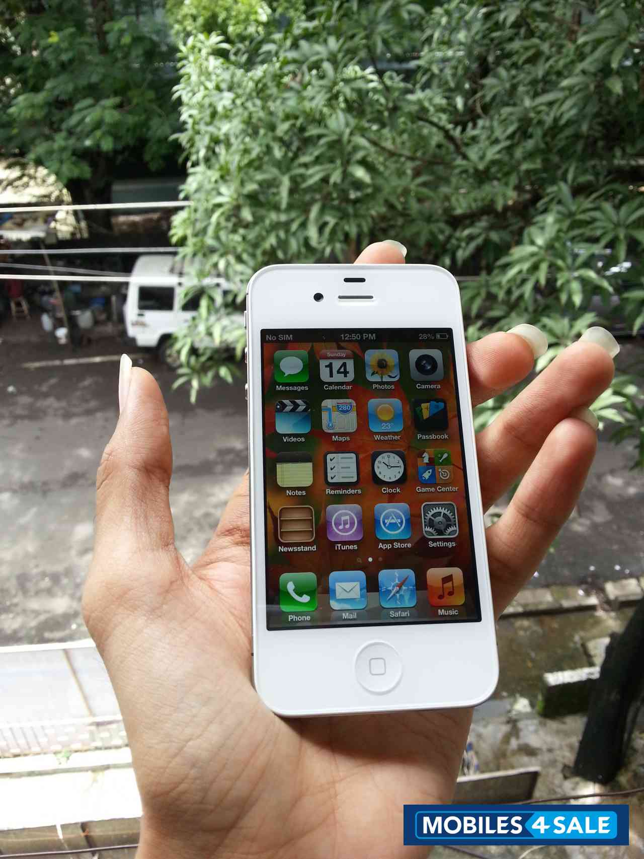 White Apple iPhone 4S