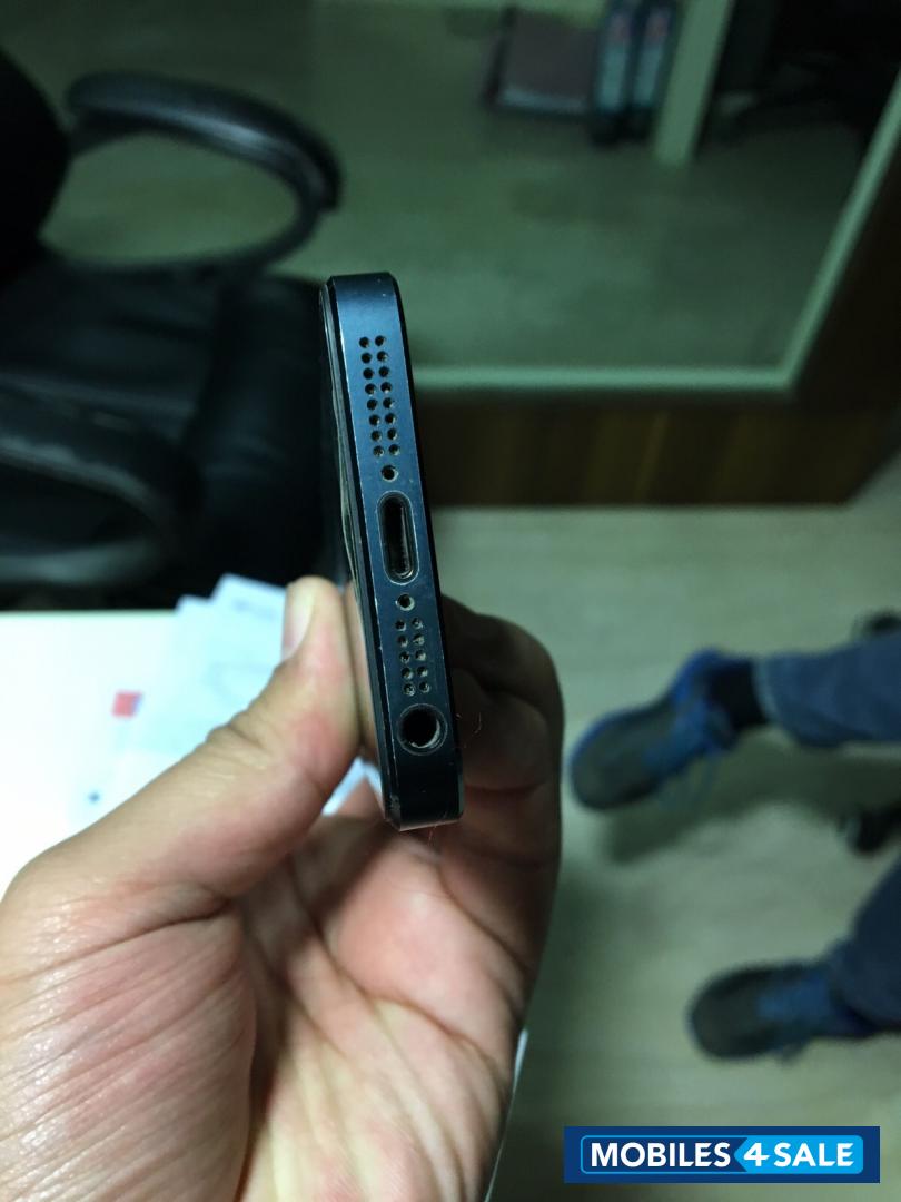 Black Apple iPhone 5