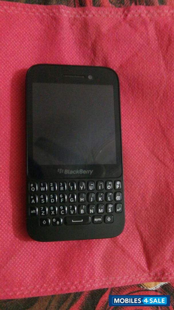 Black BlackBerry Q5