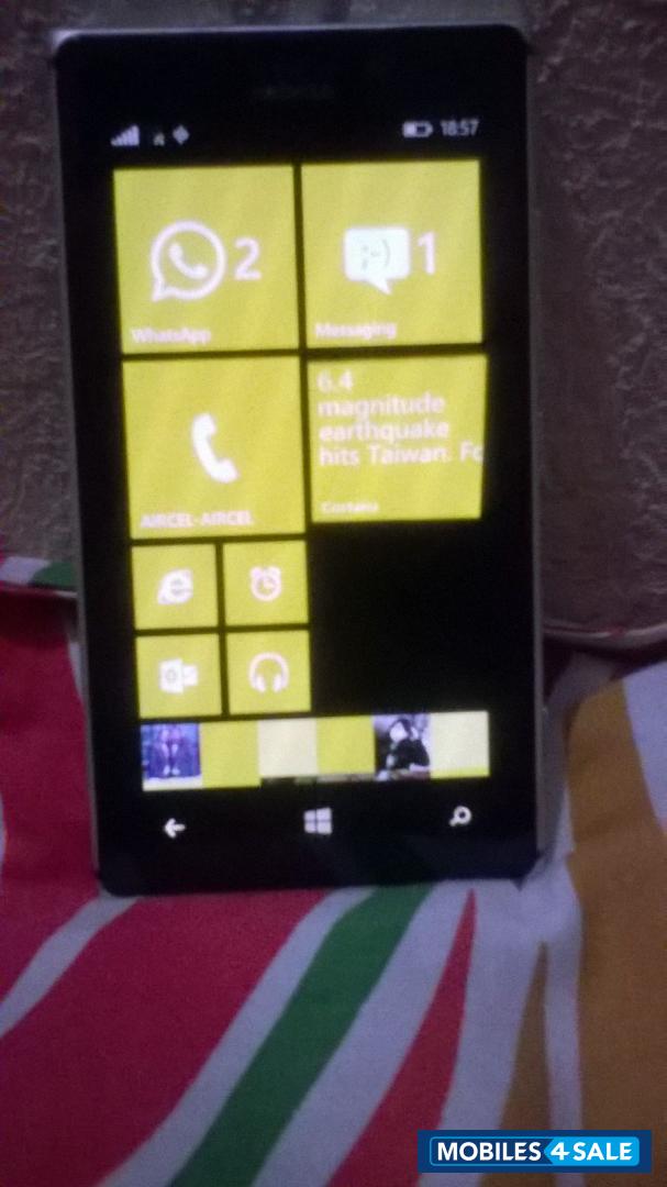 White Nokia Lumia 925