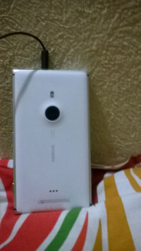 White Nokia Lumia 925