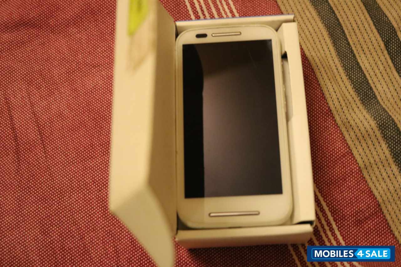 White Motorola MOTO E