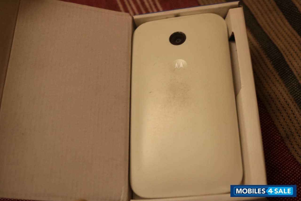 White Motorola MOTO E